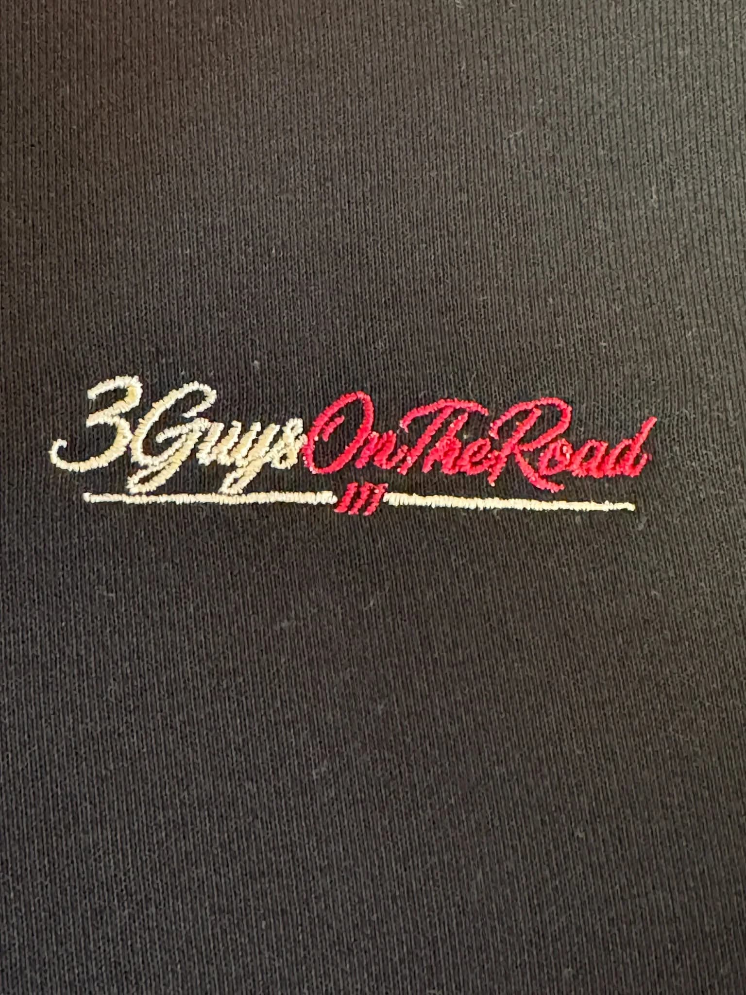 Exemple de broderie professionnelle côté cœur sur sweat noir