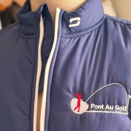 Exemple de broderie discrète sous col ou sur col montant