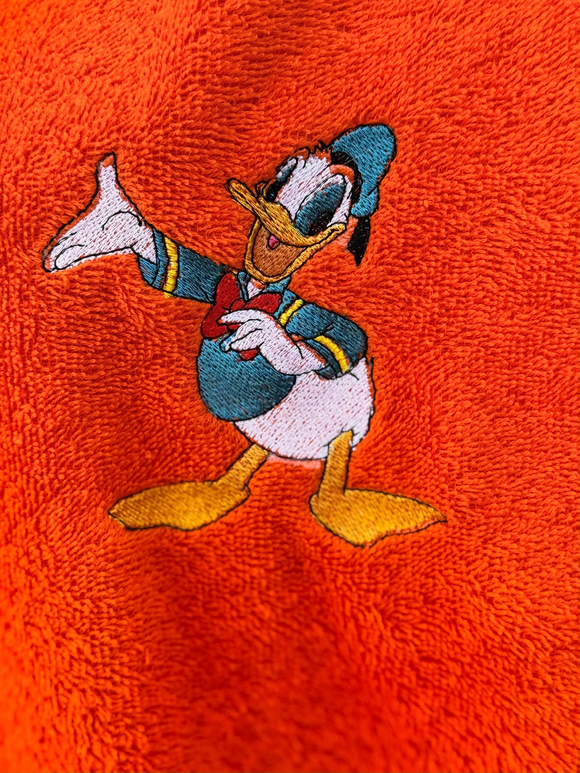 Zoom Broderie Donald Duck sur Éponge Orange