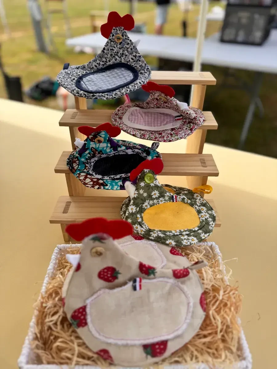 Poules décoratives brodées - Artisanat Normandie